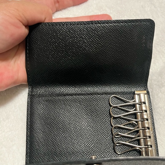 Louis Vuitton 6 Key Holder - Picture 7 of 12